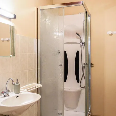 Stunning In Gouville-sur-mer With Kitchen Hébergement de vacances *