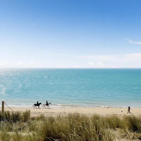 Stunning In Gouville-sur-mer With Kitchen