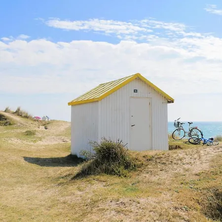 Holiday home Stunning Home In Gouville-Sur-Mer With Kitchen Boisroger