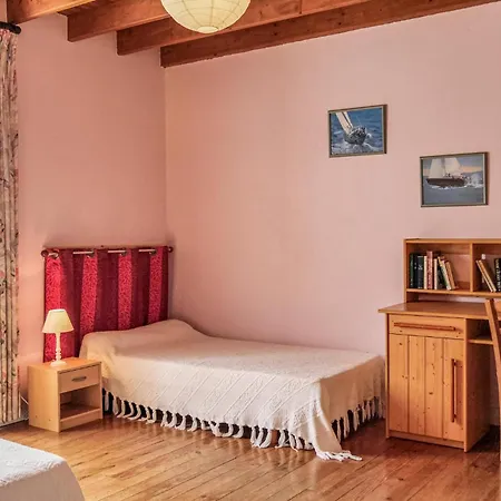 Stunning Home In Gouville-Sur-Mer With Kitchen Holiday home *