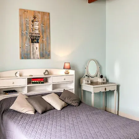 Stunning Home In Gouville-Sur-Mer With Kitchen