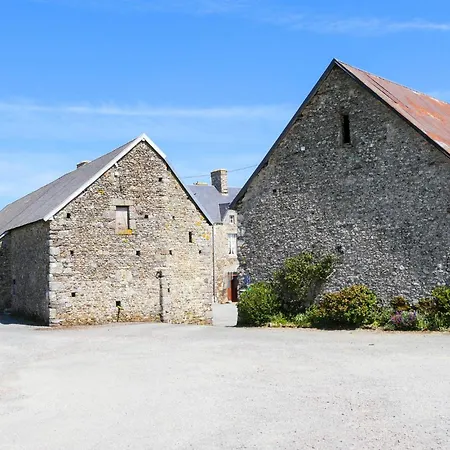 Holiday home Stunning Home In Gouville-Sur-Mer With Kitchen *